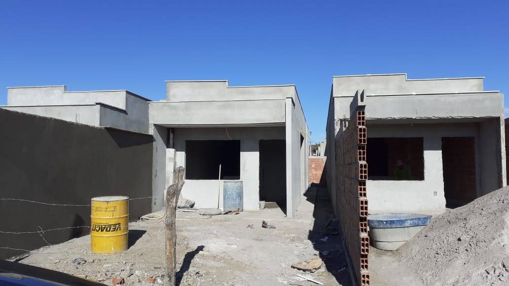 CASA 2/4 SENDO UMA COM SUÍTE - 35 BI