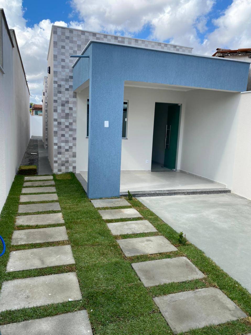 Casa 2/4, sendo um suíte - Conceição (1.5 km do shopping Boulevard)