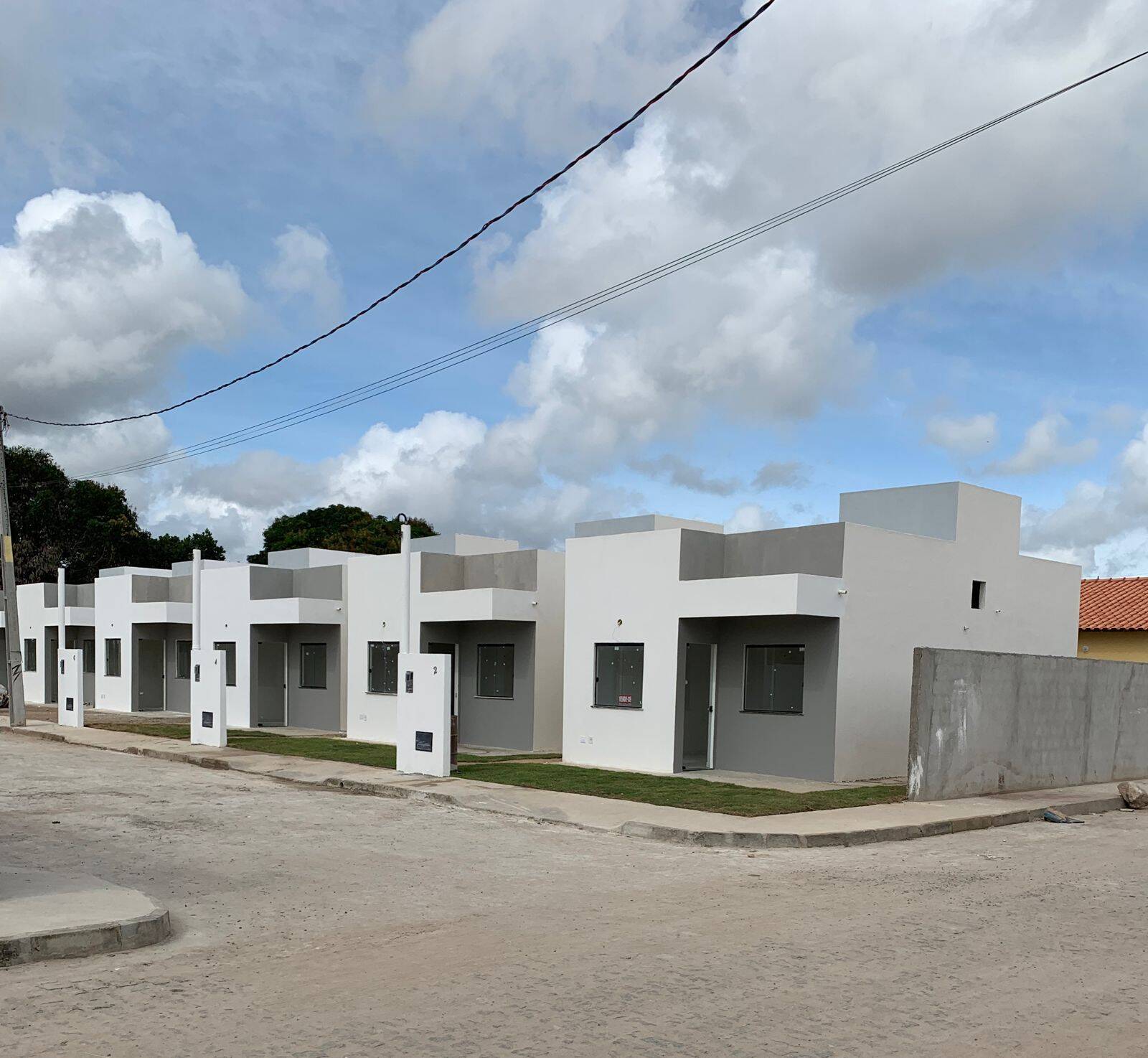 CASAS 2/4 E COM ÁREA PARA AMPLIAÇÃO - BAIRRO BOA HORA