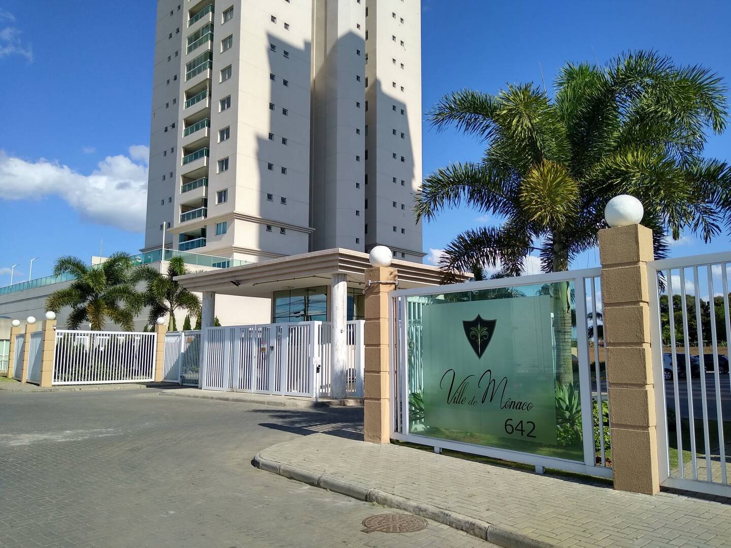 Aluga-se apartamento mobiliado no Condomínio Ville de Mônaco.