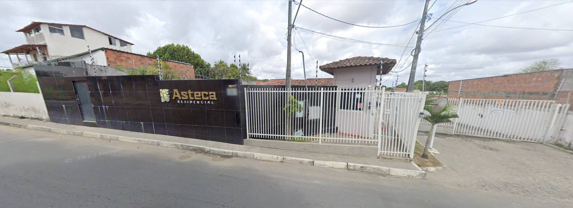 Casa 2/4 (quintal amplo) -  SIM, Condomínio Asteca