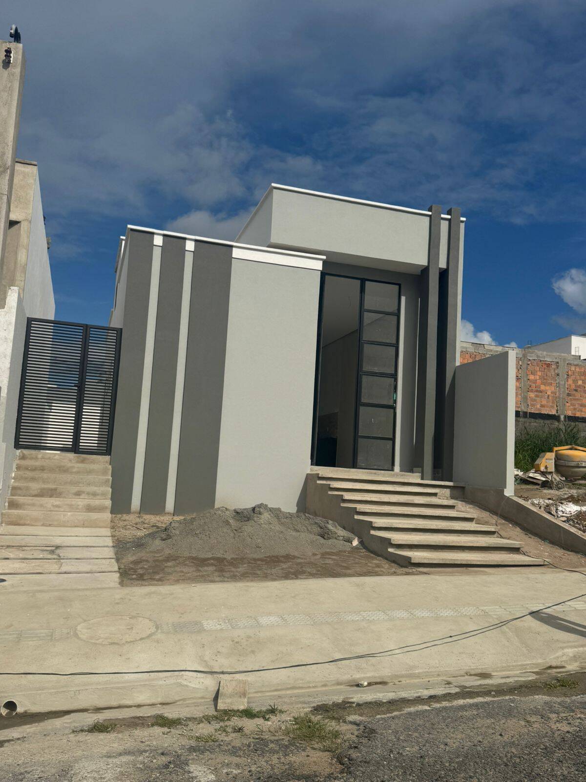 Casa 2/4 (1 suíte) - Avenida Mario Venture, Cond. Jardim dos Girassóis