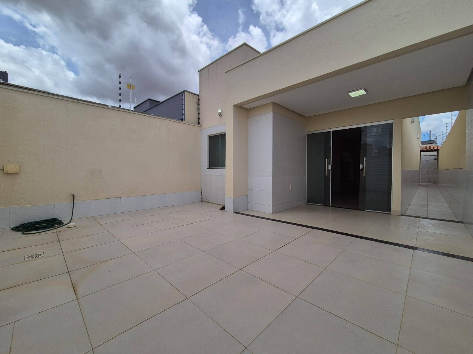 Casa espaçosa entre Av Fraga Maia e Av Ayrton Senna, móveis planejados.