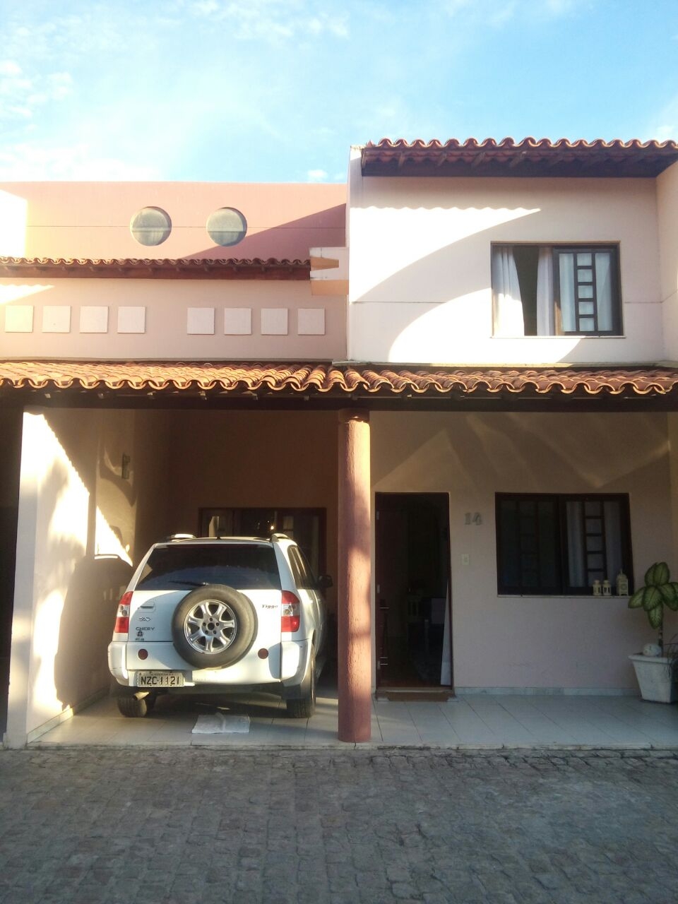 VILLAGE NO CONDOMÍNIO SAINT VINCENT – SANTA MÔNICA – SÃO ¾ SENDO UMA SUÍTE.
