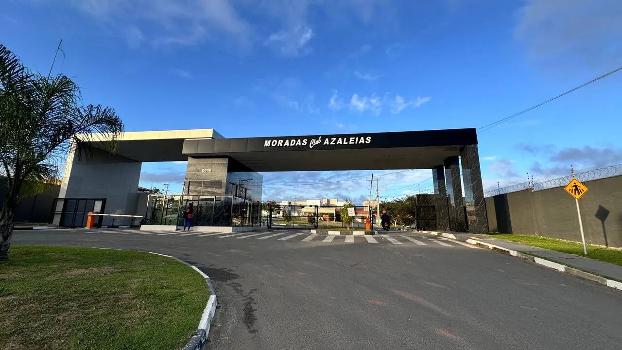 Casa de 2/4-  Sim, no Condomínio Moradas Clube Azaléias