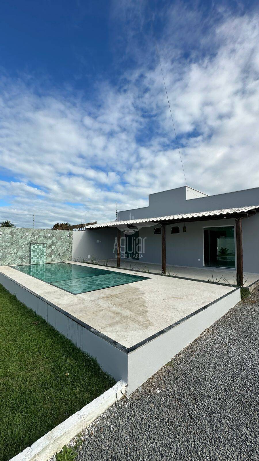 Casa 3/4 (2 suítes) e piscina- São José (Mª Quitéria), ao lado da Praça