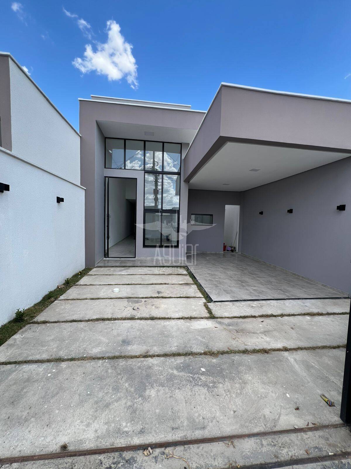 Casa 3/4 (1 suíte master) - Sim, a 1min do Shopping Avenida e da Av. Nóide