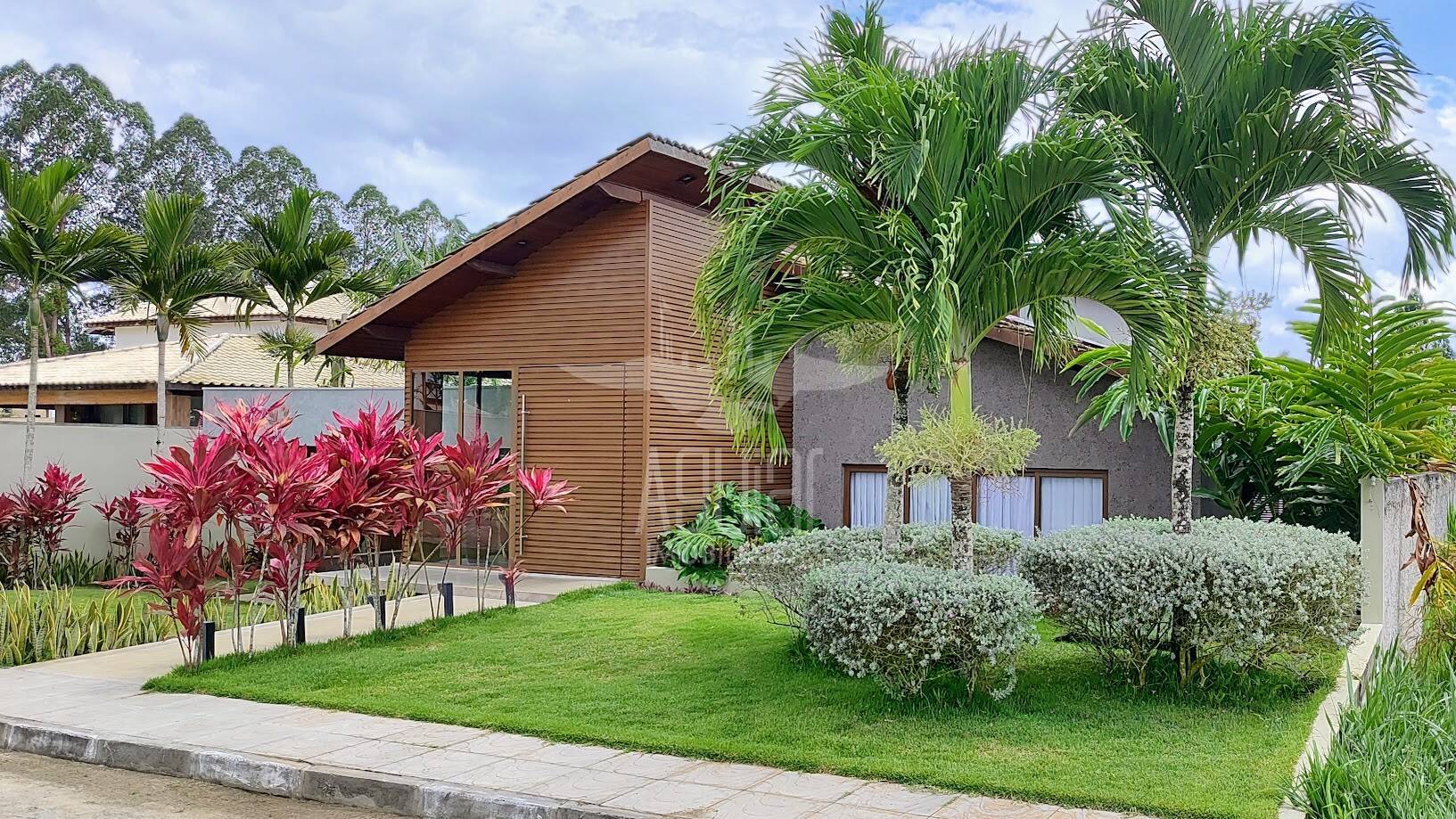 Casa à venda com 4 quartos, 333m² - Foto 1