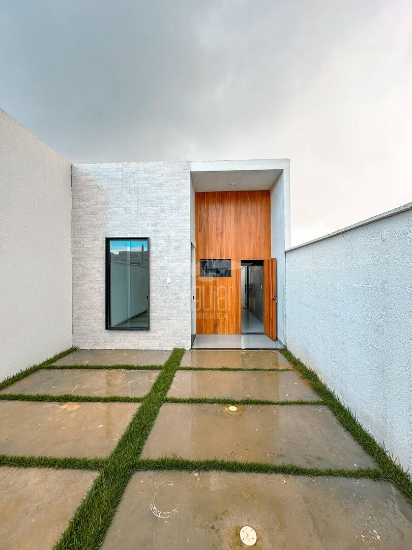 Casa de 3/4 (1 suíte) - Mangabeira, próximo à Avenida Ayrton Senna