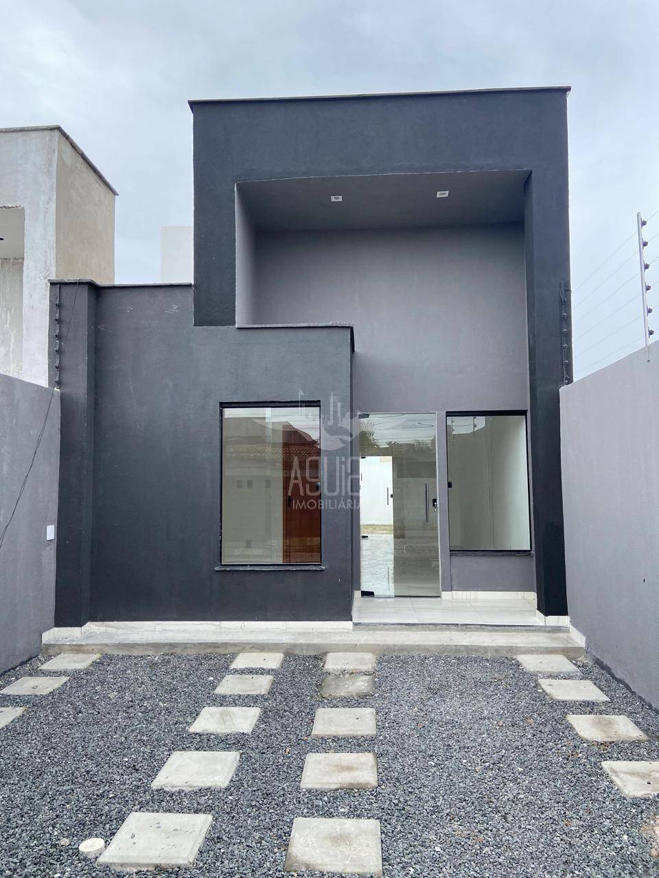 Casa de 2/4 (1 suíte)- Sim, próxima Av. Artêmia Pires e Av. Sérgio Carneiro