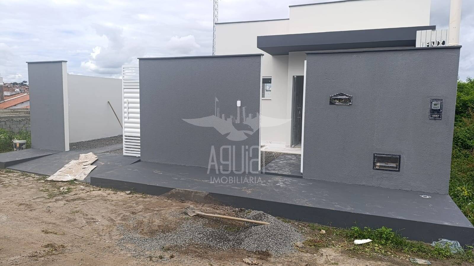 Casa 2/4 (1 suíte) - Gabriela, em frente a Quadra (Estação Cidadania)