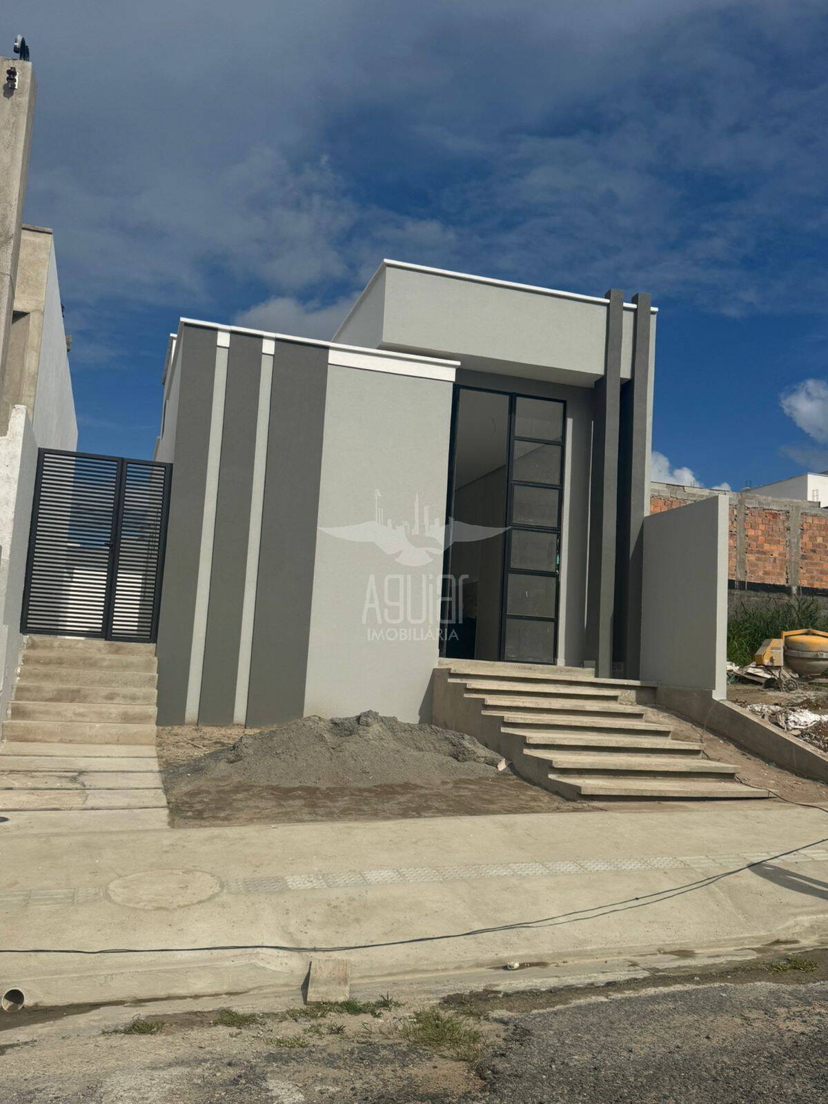 Casa 2/4 (1 suíte) - Avenida Mario Venture, Cond. Jardim dos Girassóis
