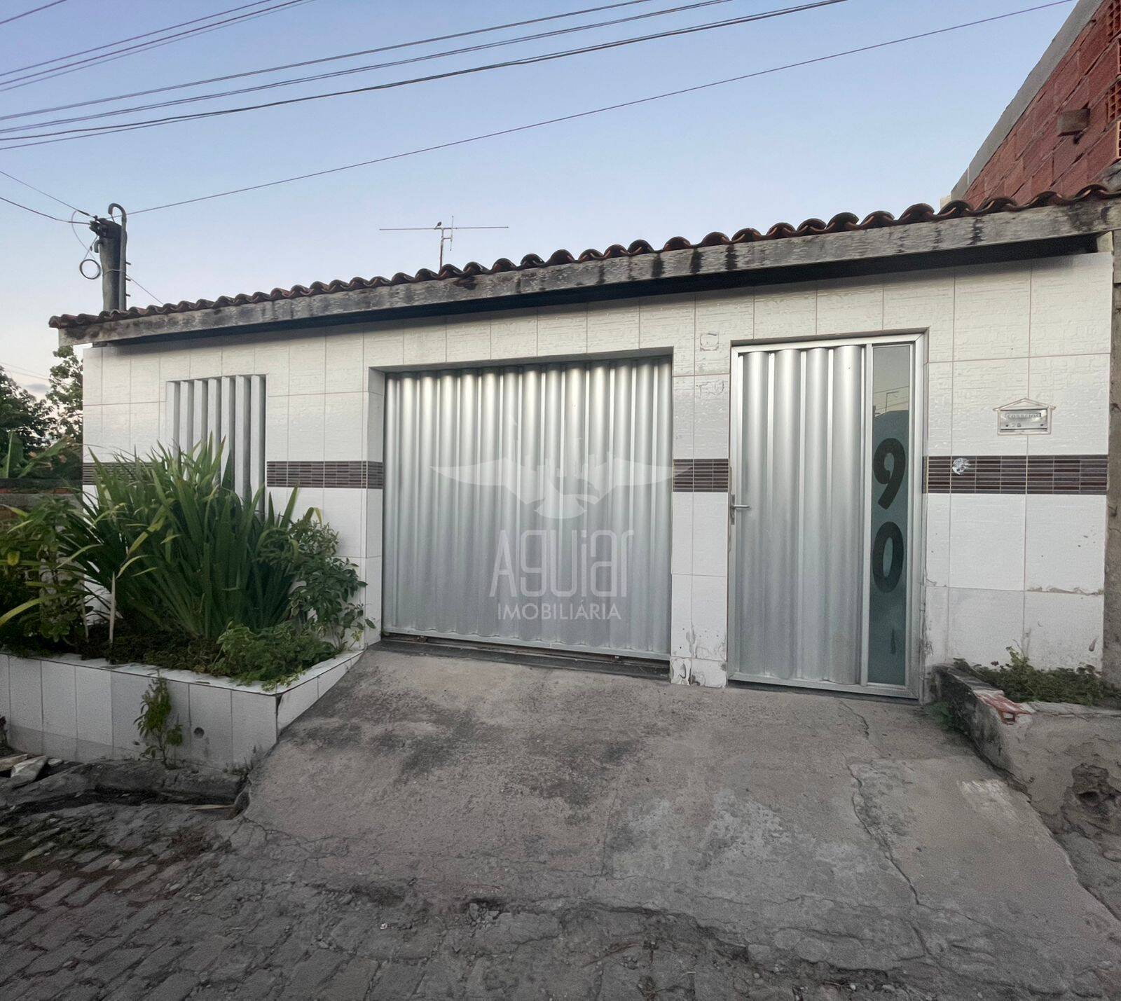 Casa 3/4 - Campo Limpo, próx. à rua principal/ponto de ônibus ao lado